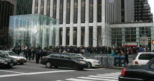 Long Lines at Stores for iPad 2 Launch
